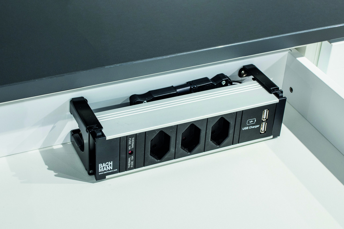 Media-Schubkasteneinsatz mit 230 V Steckdosen und USB Anschlüssen