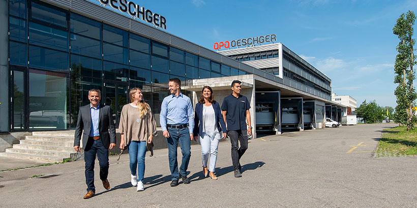 <p>Über 270 Angestellte, mehr als 20 davon in Deutschland, arbeiten bereits bei OPO Oeschger. Neue Abteilungen wie der Bereich E-Business sowie die Automatisierung des Lagers zeugen von der rasanten Entwicklung des Unternehmens.</p>