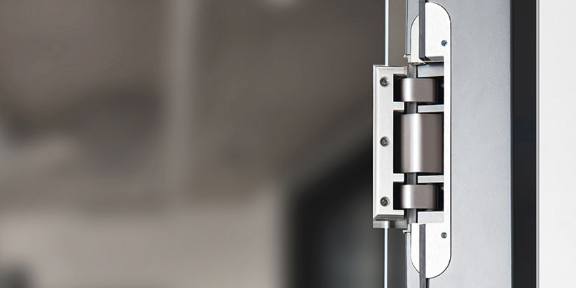 SIMONSWERK präsentiert mit dem Bandsystem Tectus Glas eine vom Design ansprechende und funktionale Lösung für den ganzheitlich flächenbündigen Einbau von Ganzglastüren.