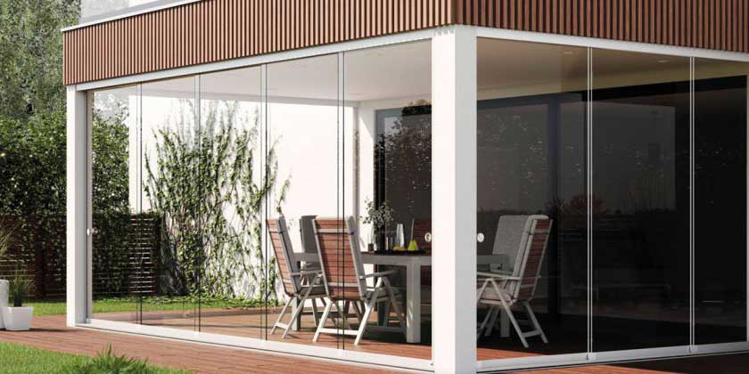 Atrivant 80, der innovative Glasschiebetürbeschlag von VITRIS für die Verglasung von Terrassen sperrt Wind, Laub und Regen aus. So lässt sich die Terrasse auch im Frühling und Herbst noch geniessen.